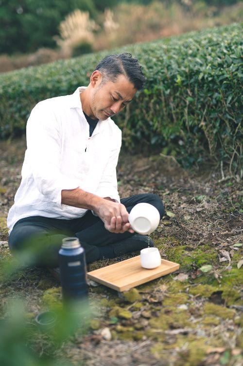 茶畑でお茶を淹れる松永浩二