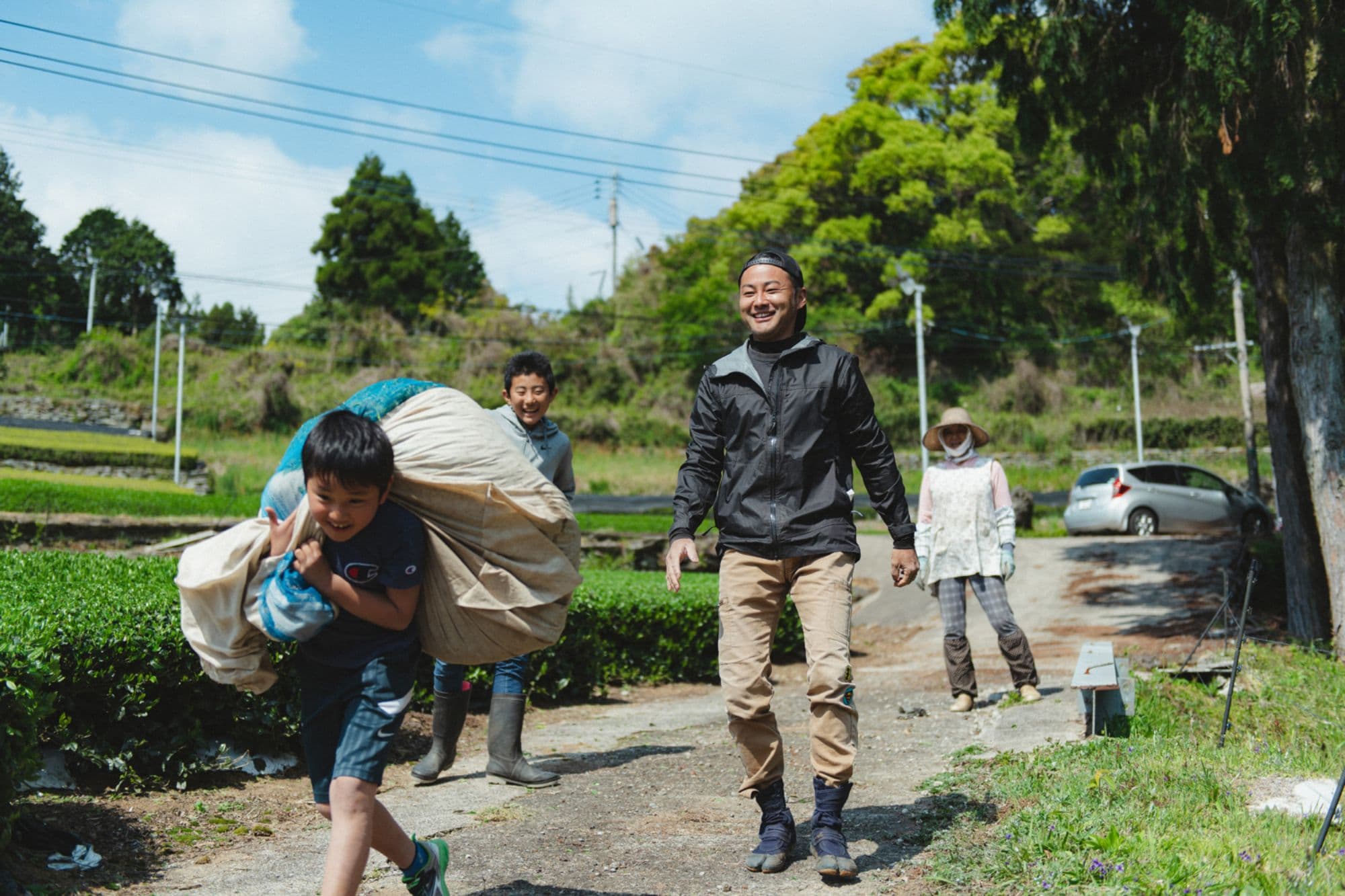 子供と一緒に作業をする松永浩二